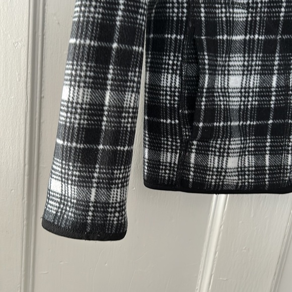 Reversible Woman’s full, zip, fleece jacket, size L, black and white. - Picture 4 of 7